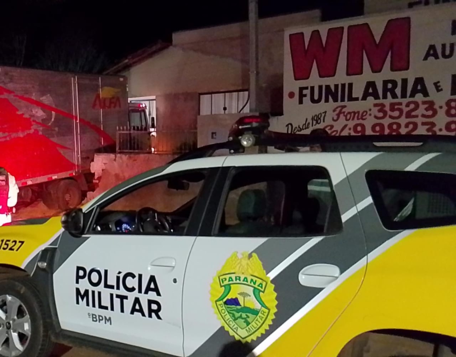 Motorista sem habilitação invade quintal de residência após colidir caminhão conta o muro.