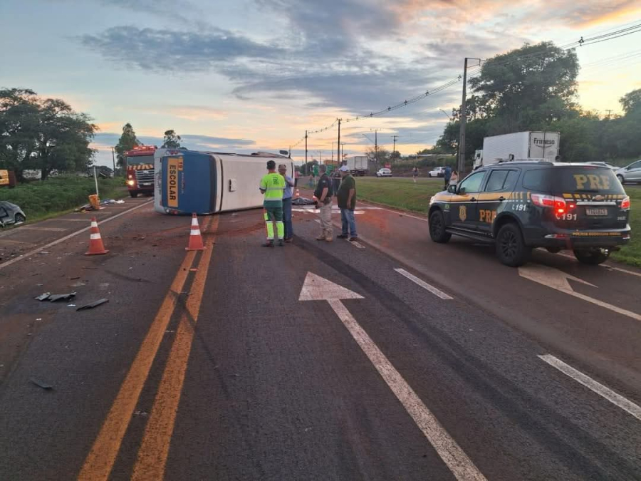 ACIDENTE ENTRE ÔNIBUS ESCOLAR E CARRO DEIXA VÍTIMA EM ÓBITO NA BR-277.