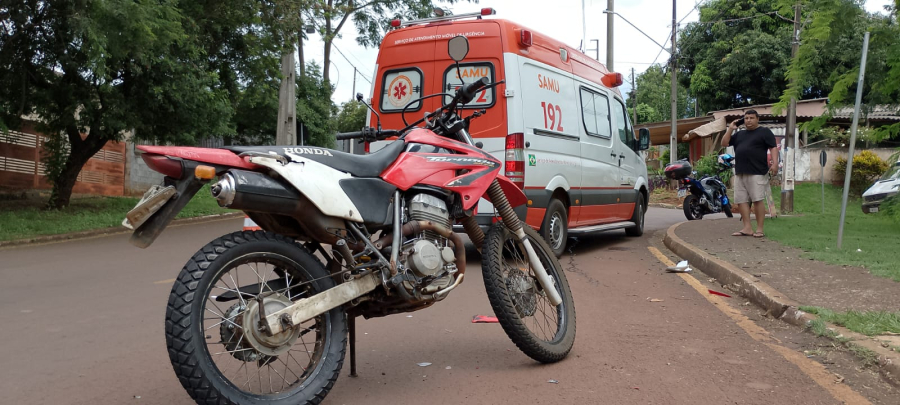 Motociclista perde o controle da motocicleta ao passar em faixa eleva colidi em veículo e placa de sinalização