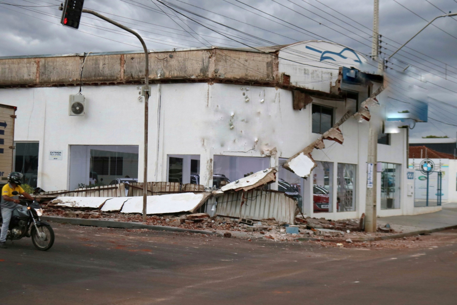 Marquise de revendedora de veículos cai levando susto aos funcionários e quem passava próximo no momento do incidente 