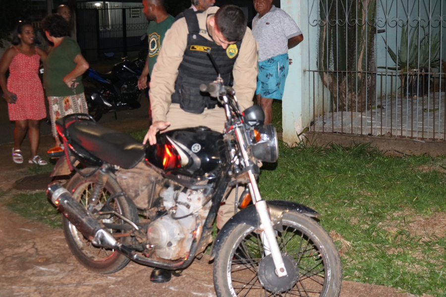 Motociclista avança preferencial provoca acidente e quase é agredido pelo motorista do carro envolvido no acidente 