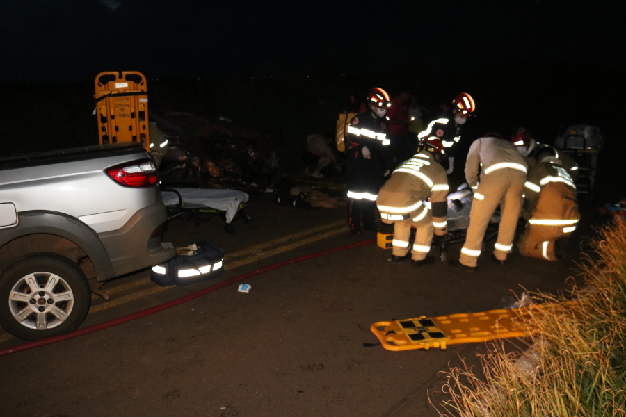 Oito pessoas ficam feridas em acidente envolvendo dois carros